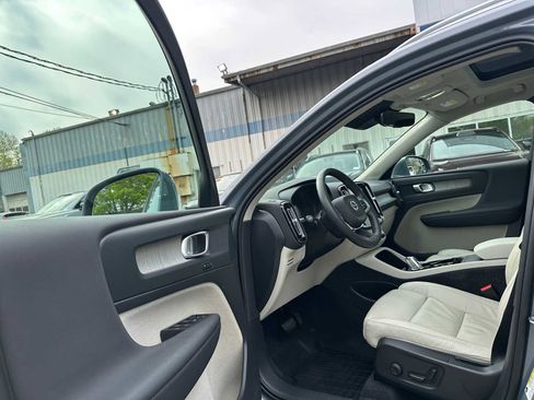 Certified 2023 Volvo XC40 B5 Plus w/ Protection Package Premier AWD/4WD image 21