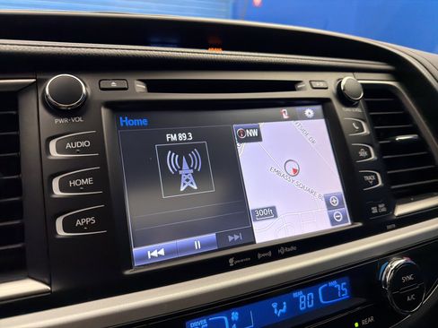 Used 2017 Toyota Highlander SE image 19