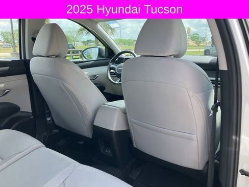 Used 2025 Hyundai Tucson SE image 15
