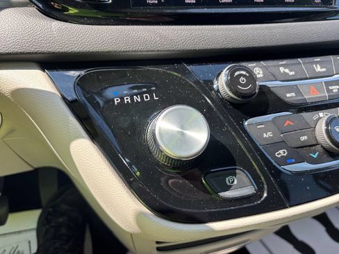 Used 2024 Chrysler Pacifica Touring-L FWD image 20