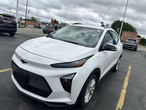 Used 2023 Chevrolet Bolt EUV LT w/ Comfort Package FWD image 3
