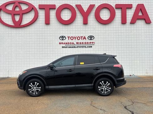 Used 2018 Toyota RAV4 LE image 2