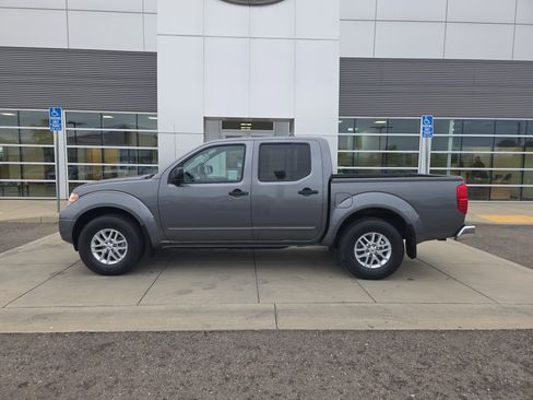 Used 2021 Nissan Frontier SV w/ SV Utility Package image 2
