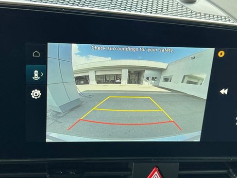 New 2025 Hyundai Elantra Limited image 17