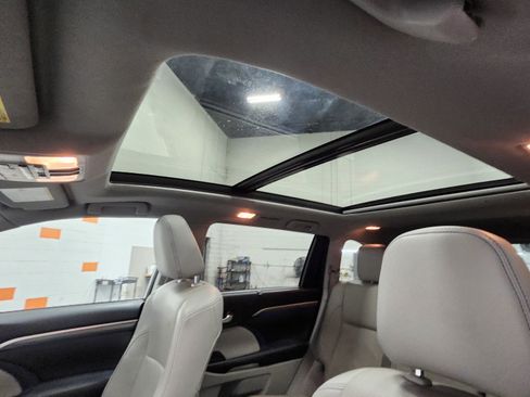 Used 2018 Toyota Highlander Limited Platinum image 2