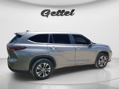 Used 2025 Toyota Highlander XLE FWD image 5