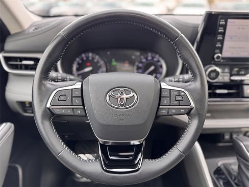 Used 2020 Toyota Highlander XLE image 22