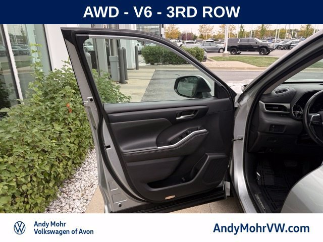 Used 2021 Toyota Highlander XLE AWD/4WD image 13