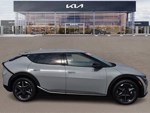 New 2025 Kia EV6 Light w/ Light LR Technology Package image 2