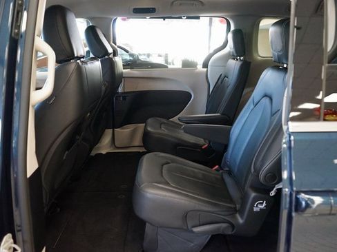 Used 2022 Chrysler Pacifica Touring-L image 45