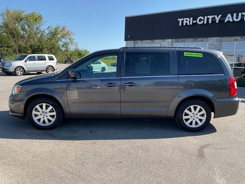 Used 2015 Chrysler Town & Country LX FWD image 3