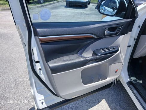 Used 2016 Toyota Highlander Limited FWD image 12