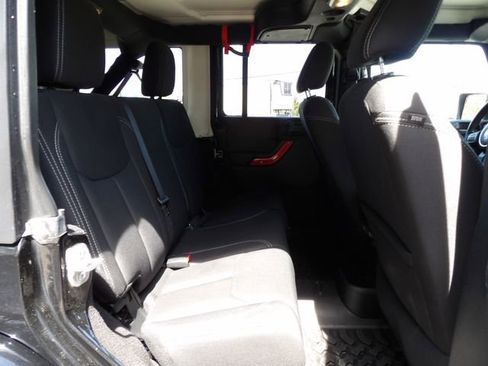 Used 2018 Jeep Wrangler Unlimited Sahara image 9