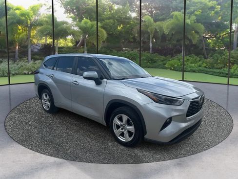 Used 2024 Toyota Highlander LE FWD image 3
