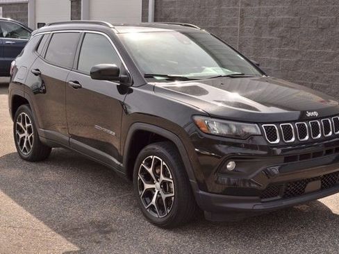 Used 2024 Jeep Compass Latitude image 2