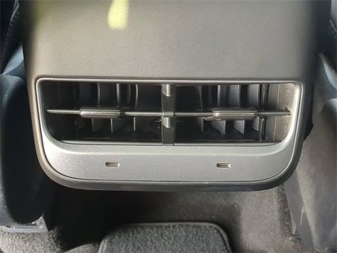 Used 2022 Tesla Model Y Long Range image 17