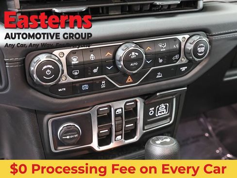 Used 2025 Jeep Wrangler Unlimited Sahara AWD/4WD image 20
