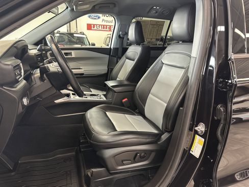 Used 2023 Ford Explorer XLT w/ Equipment Group 202A image 4