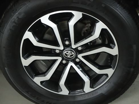 Used 2023 Toyota Corolla Cross SE image 38