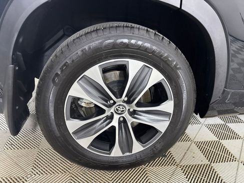 Used 2025 Toyota Highlander XLE AWD/4WD image 32