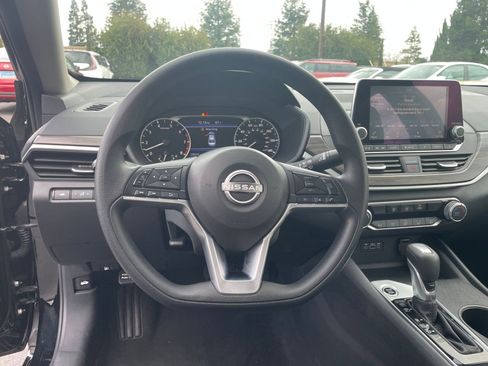 Used 2025 Nissan Altima 2.5 SV image 29