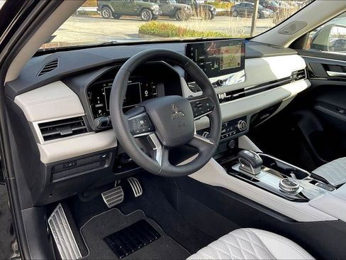 Used 2025 Mitsubishi Outlander SEL image 13