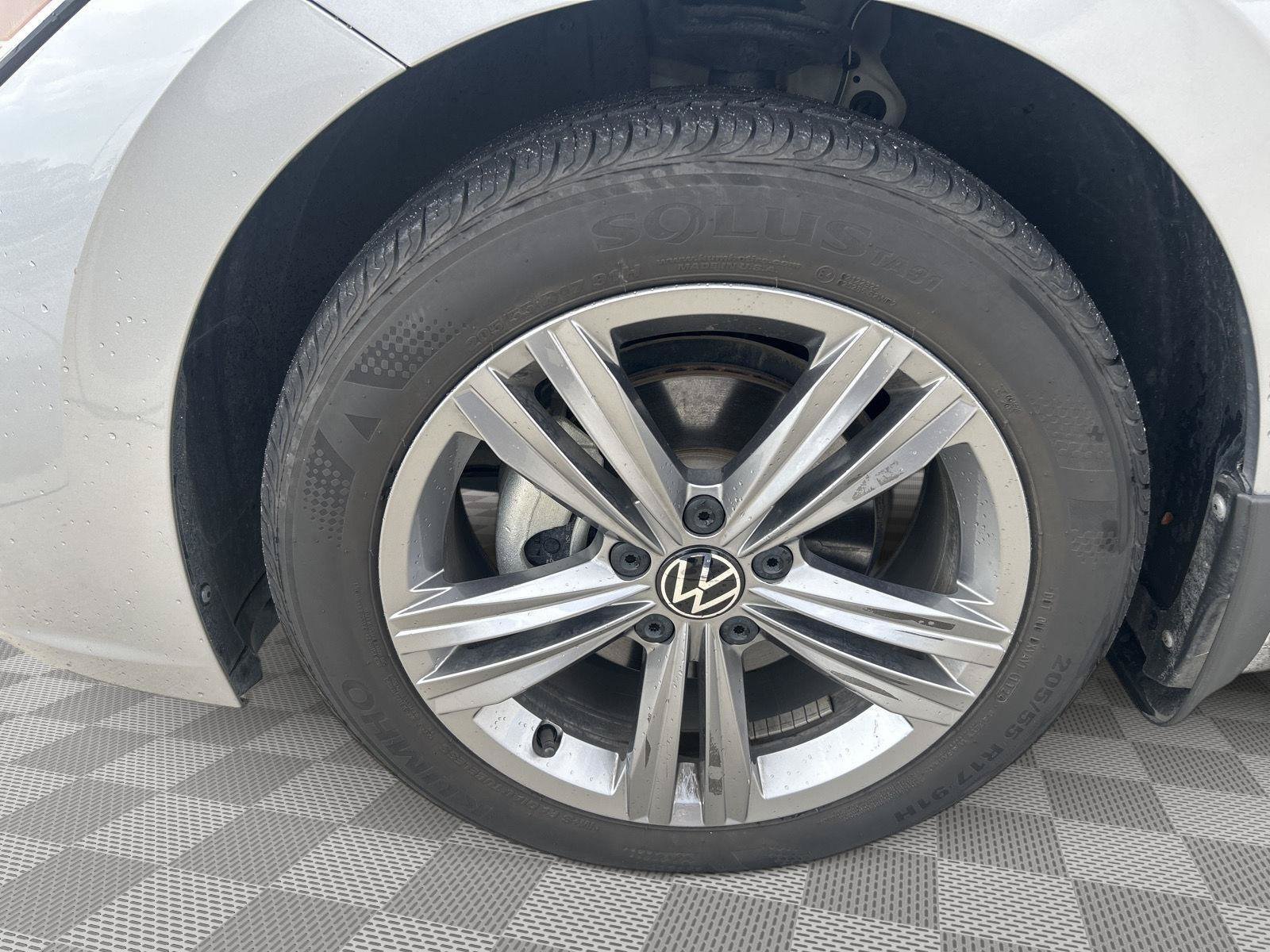 Used 2024 Volkswagen Jetta SE w/ Panoramic Sunroof Package FWD image 22