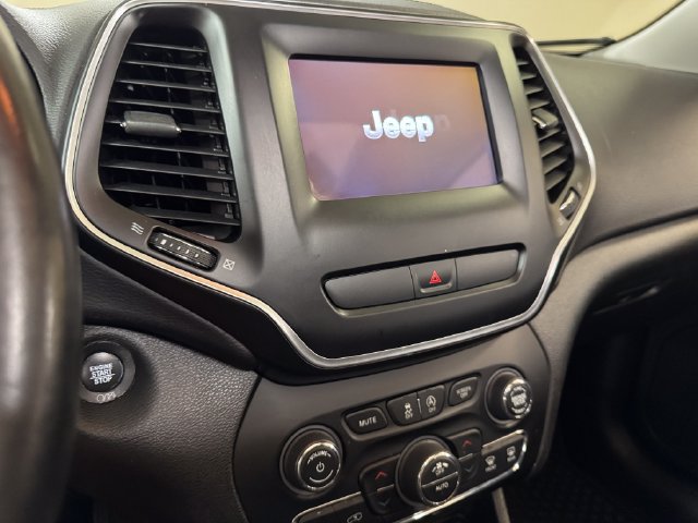 Used 2019 Jeep Cherokee Latitude Plus w/ Comfort/Convenience Group FWD image 13