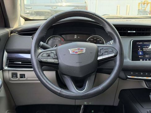 Used 2023 Cadillac XT4 Luxury w/ Cold Weather Package AWD/4WD image 17
