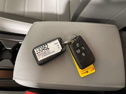 Used 2023 Volkswagen Taos SE image 31