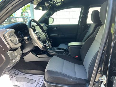 Used 2020 Toyota Tacoma TRD Off-Road w/ Technology Package AWD/4WD image 10