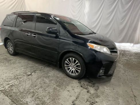 Used 2018 Toyota Sienna XLE FWD image 3