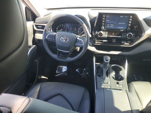 Used 2021 Toyota Highlander XLE AWD/4WD image 17