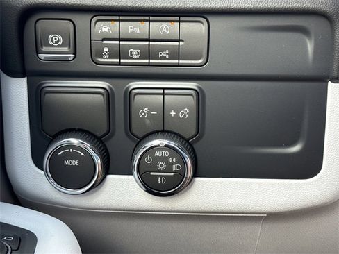 New 2026 Chevrolet Suburban Premier image 23