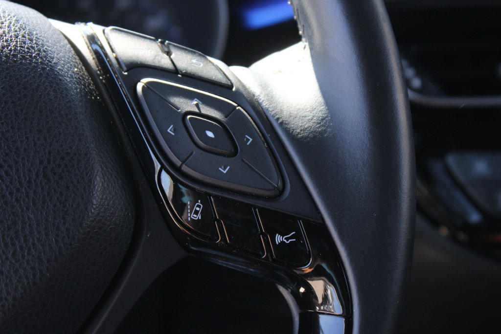 Used 2020 Toyota C-HR XLE FWD image 23