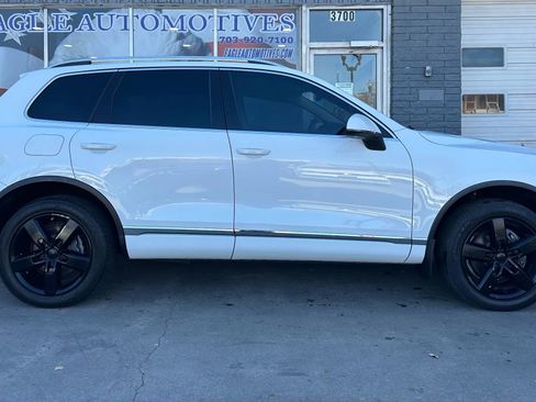 Used 2013 Volkswagen Touareg Sport image 2