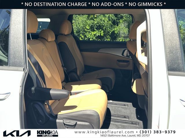 Used 2023 Kia Carnival LX FWD image 17