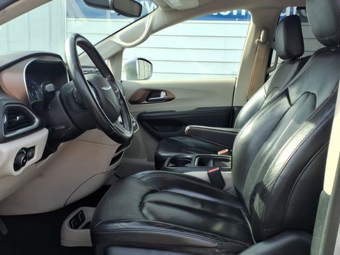 Used 2018 Chrysler Pacifica Touring-L image 7
