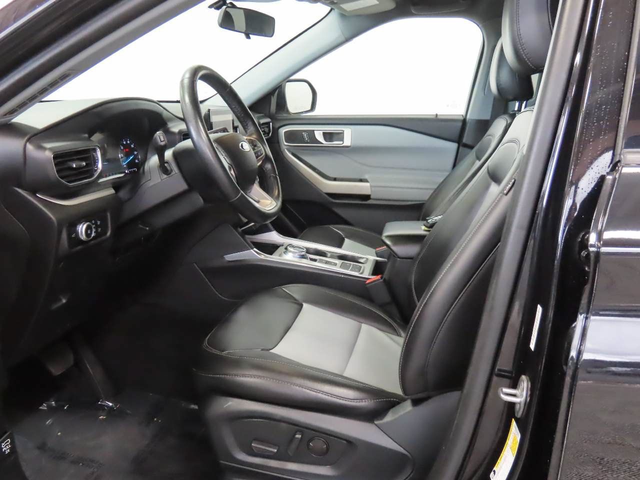 Used 2023 Ford Explorer XLT w/ Equipment Group 202A RWD image 16