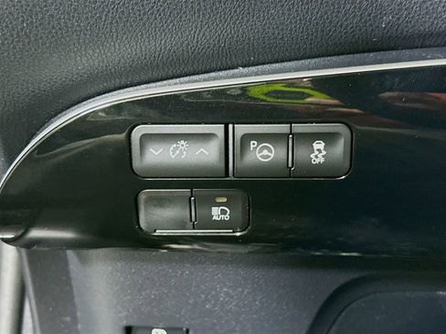 Certified 2022 Toyota Prius FWD image 19