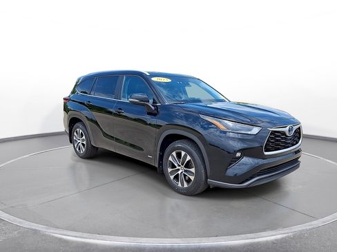 Used 2023 Toyota Highlander XLE AWD/4WD image 2