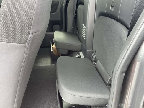 Used 2024 Nissan Frontier SV w/ SV Convenience Package image 9