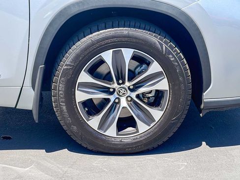 Used 2021 Toyota Highlander XLE AWD/4WD image 9