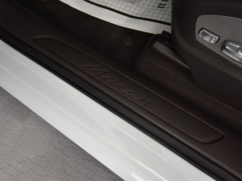 Certified 2025 Porsche Macan AWD/4WD image 20