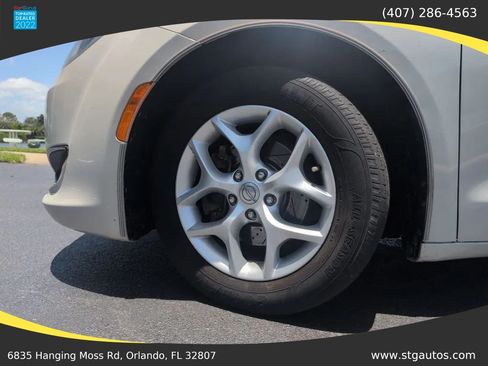 Used 2017 Chrysler Pacifica Touring-L Plus FWD image 28