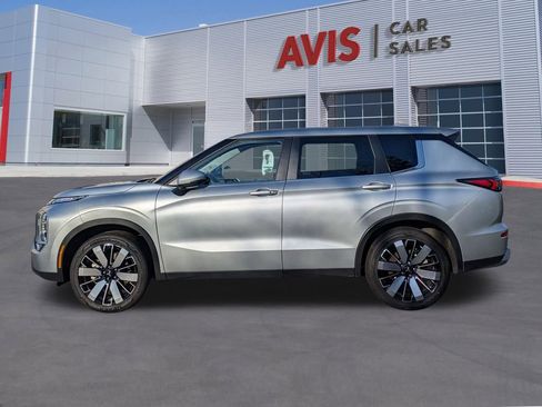 Used 2025 Mitsubishi Outlander SE image 10