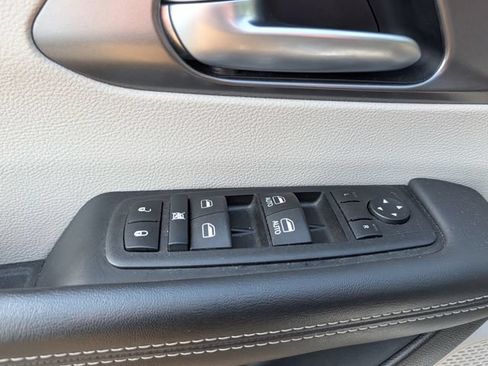 Used 2024 Chrysler Pacifica Touring-L FWD image 13