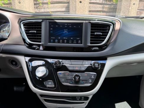 Used 2020 Chrysler Voyager L FWD image 12