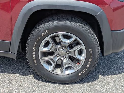 Used 2019 Jeep Cherokee Trailhawk AWD/4WD image 11