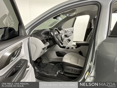 Used 2023 GMC Terrain SLE w/ Driver Convenience Package image 10